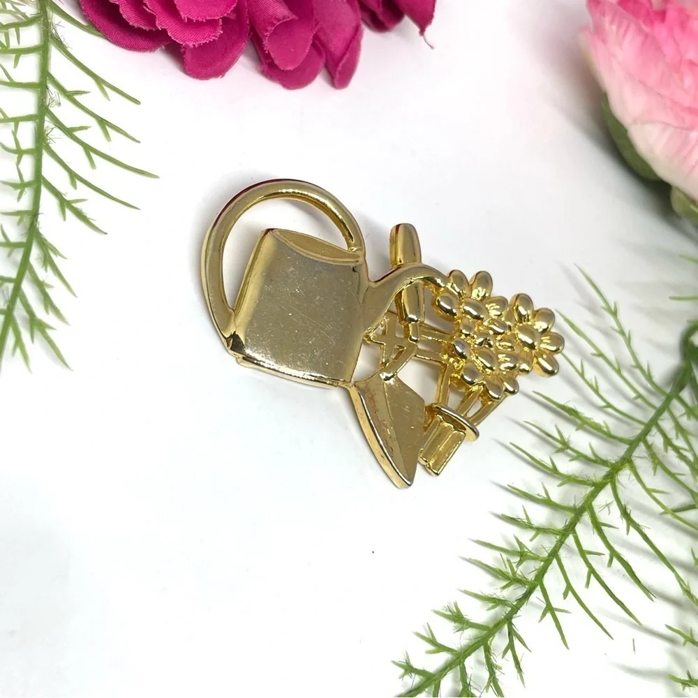 VINTAGE⚜️Gardener Watering Can Golden Brooch